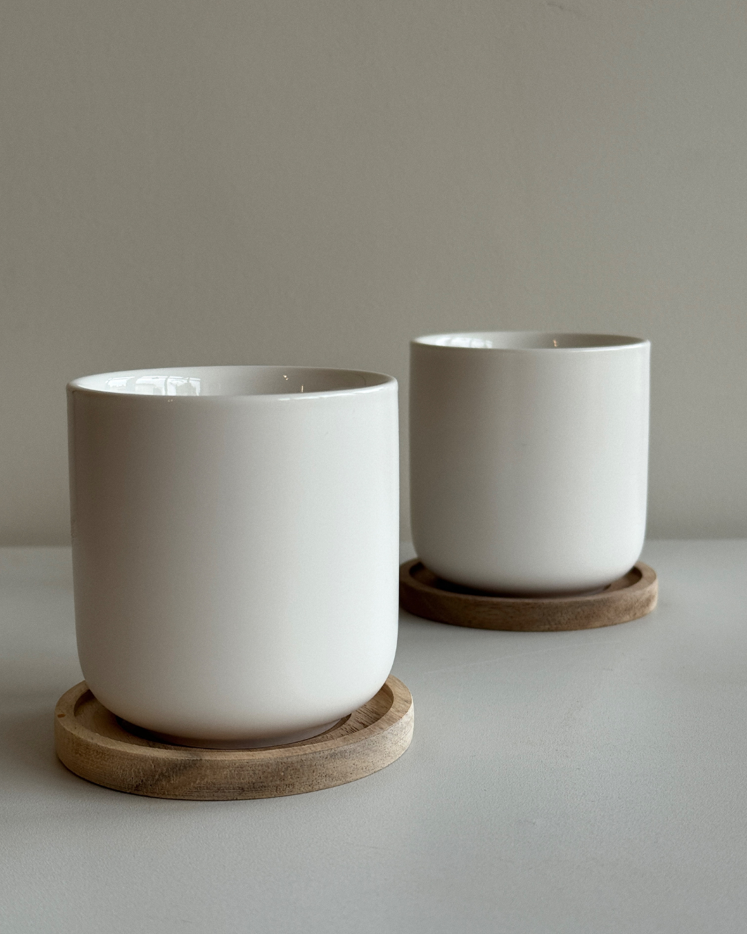 Set de 2 tasses enzo en porcelaine avec support en bois d'acacia 25cl