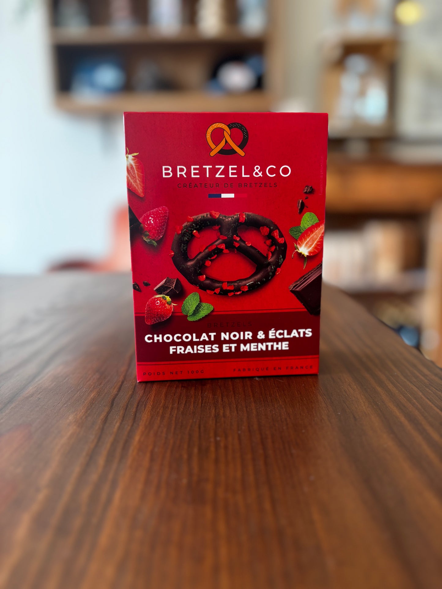 Bretzel chocolat noir- Éclats de Fraises et Menthe 100g