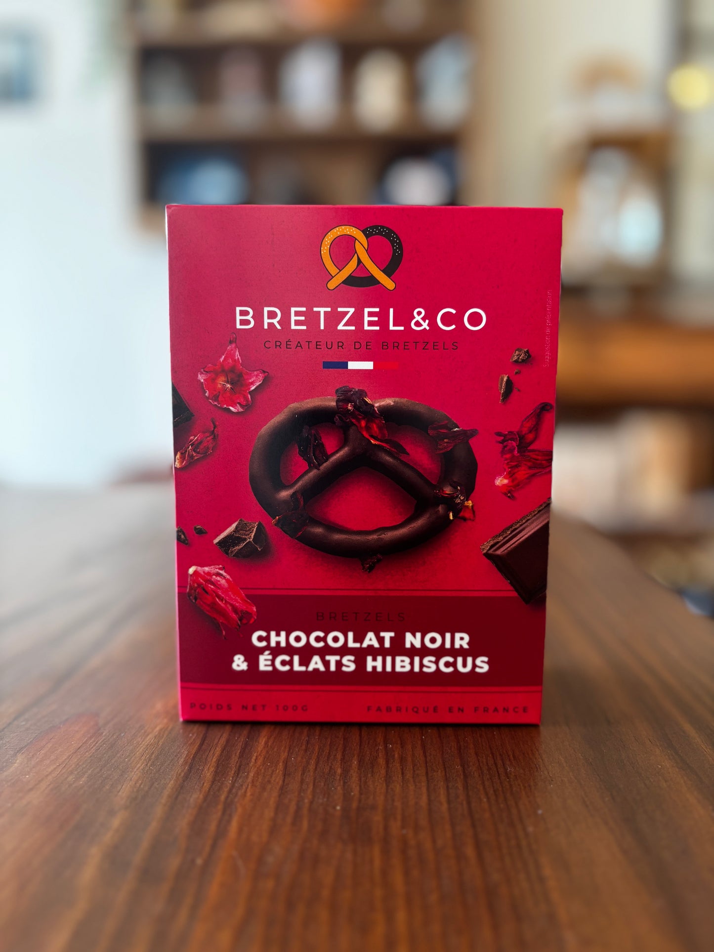 Bretzel chocolat noir- Éclats de Hibiscus 100g