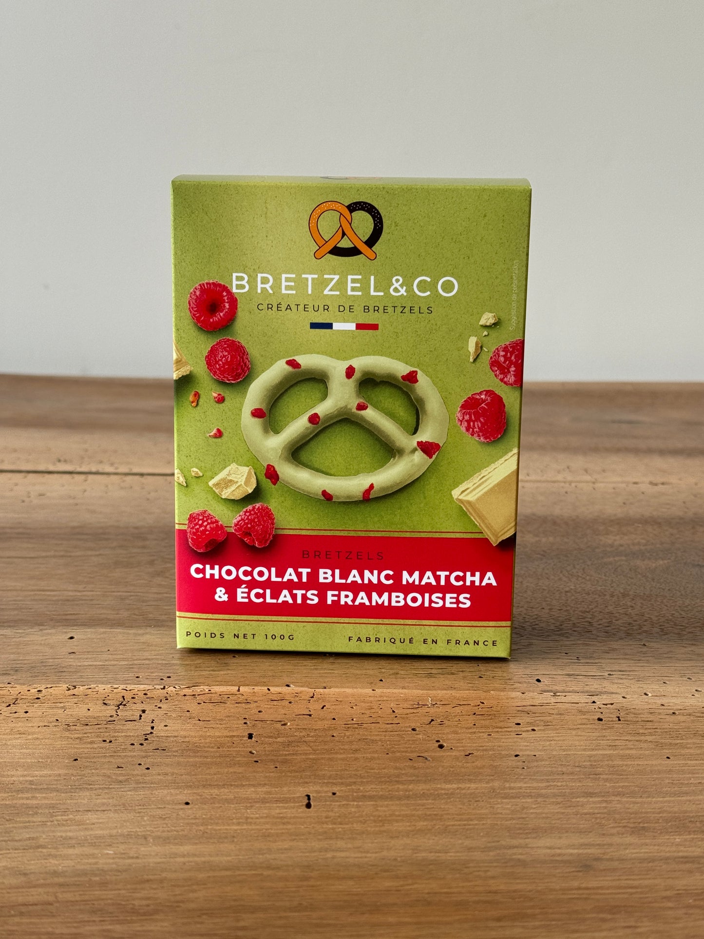 Bretzel chocolat blanc matcha et éclats de framboises