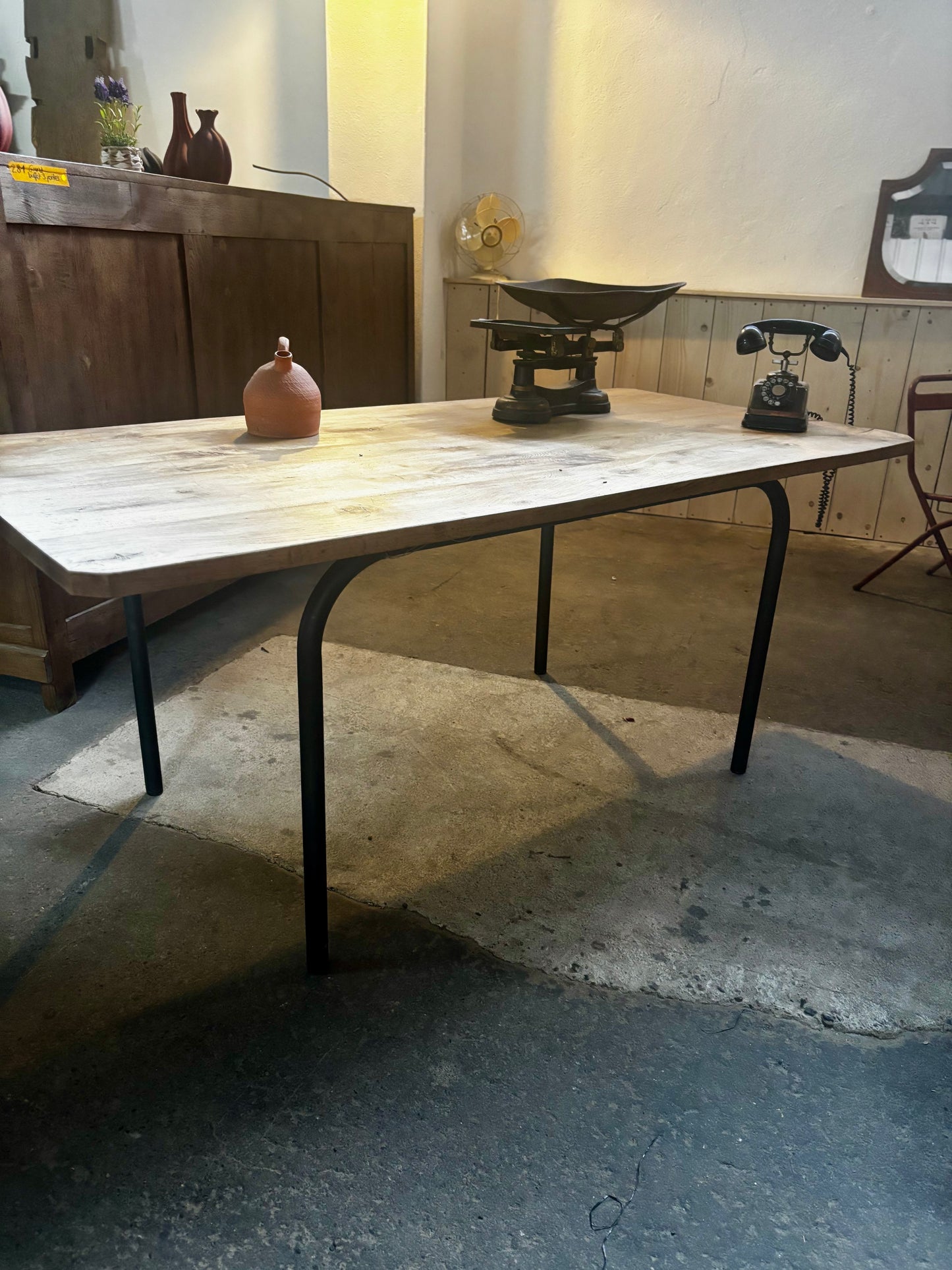 Grande table en bois avec pied en métal (293)