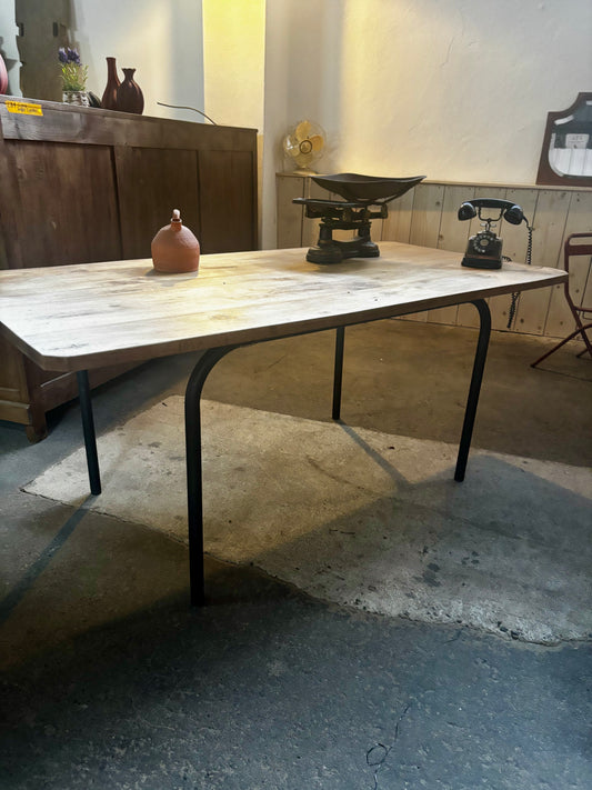 Grande table en bois avec pied en métal (293)