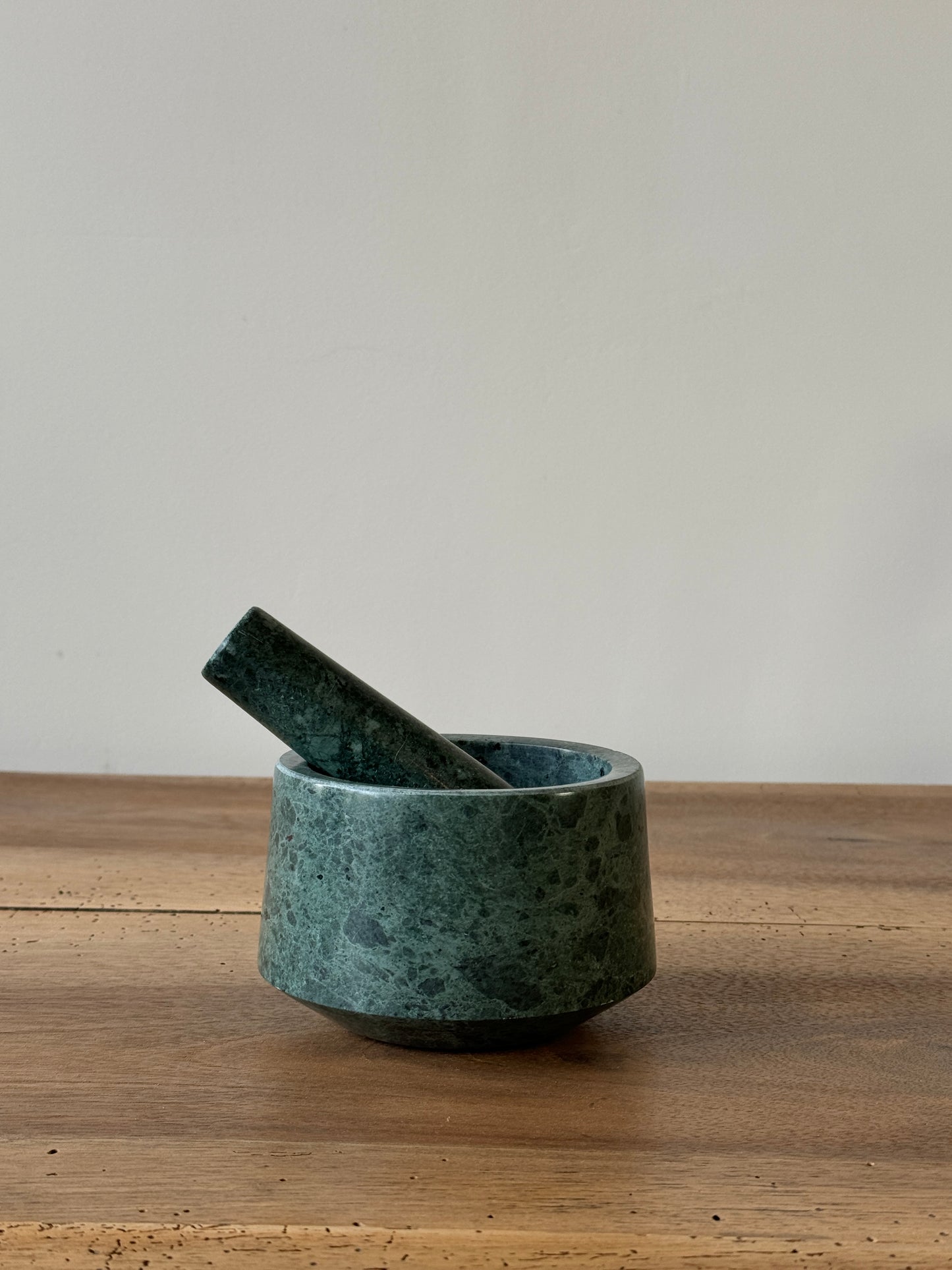 Mortier et pilon en marbre vert