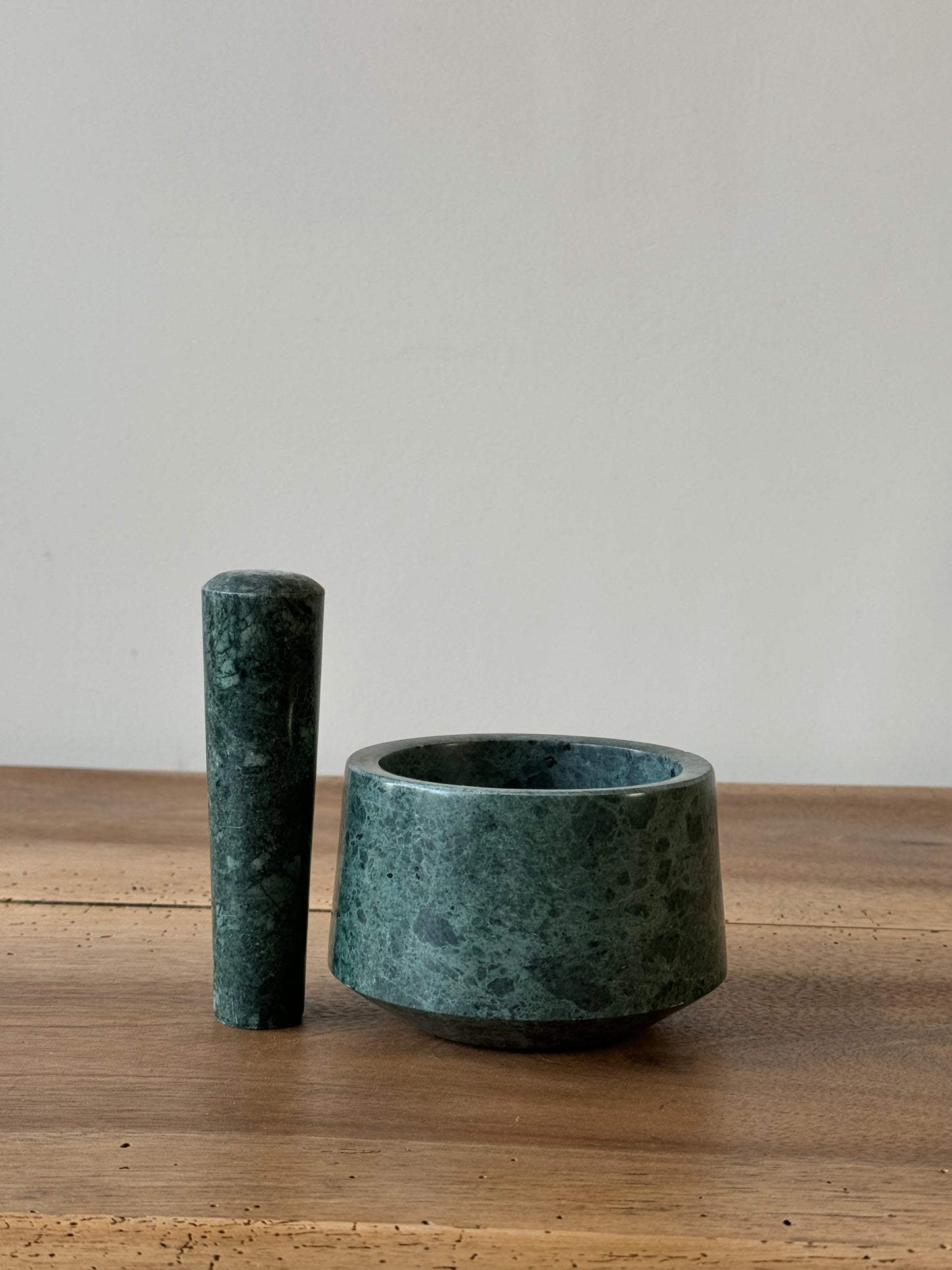 Mortier et pilon en marbre vert